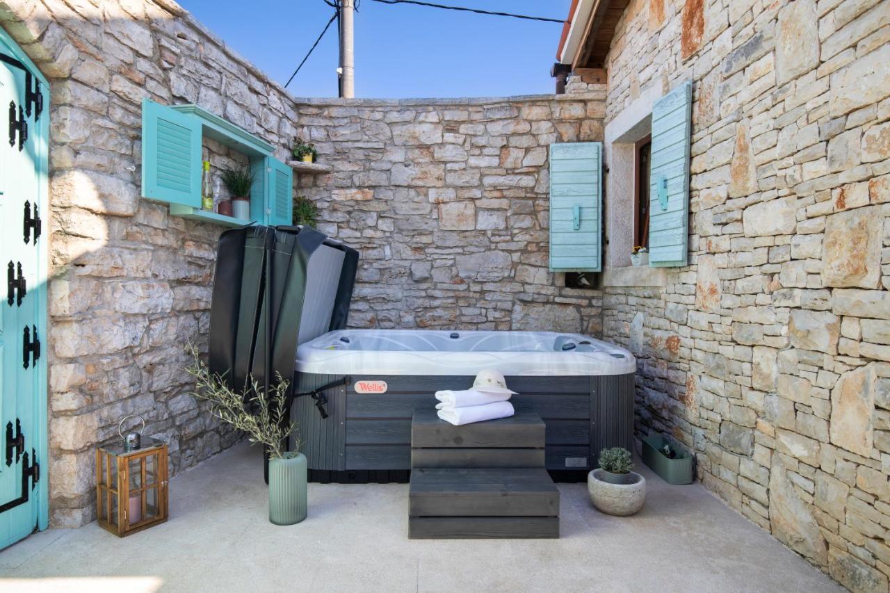 Villa Poiai Stonehouse With Jacuzzi Peroj Exterior foto